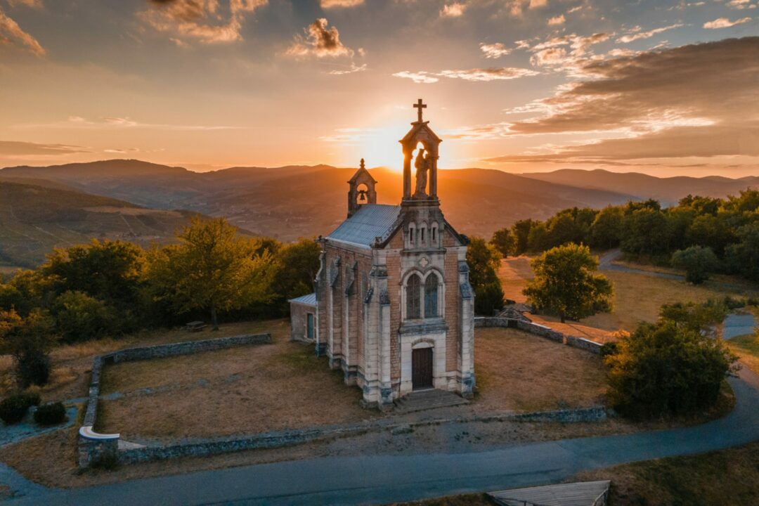 Lumière sur Notre-Dame des Raisins - Mont Brouilly / Rhône / Beaujolais / Auvergne-Rhône-Alpes / France