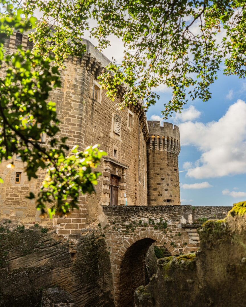 Château de Suze-la-Rousse dans le département de la Drôme, en Auvergne-Rhône-Alpes