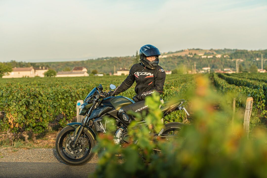 Shooting moto avec Quentin sur sa Kawasaki, en plein milieu des vignes dans le Beaujolais.