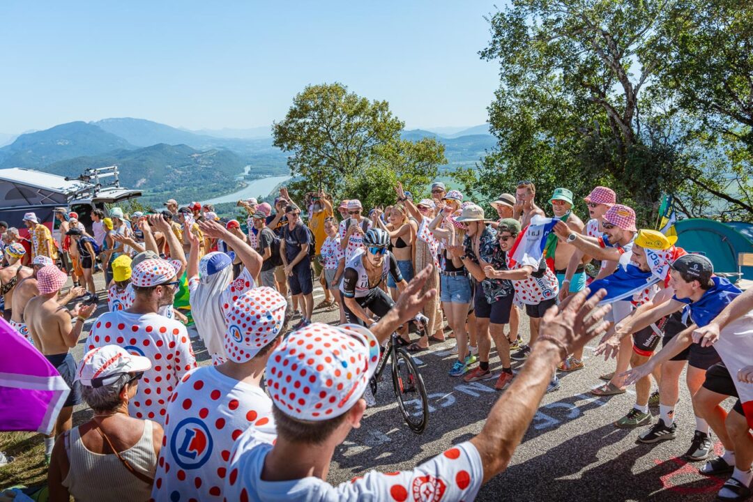 Tour de France 2023 au Grand Colombier, dans l'Ain. Photographe événementiel à Belleville-en-Beaujolais, entre Lyon et Mâcon, près de Villefranche-sur-Saône.