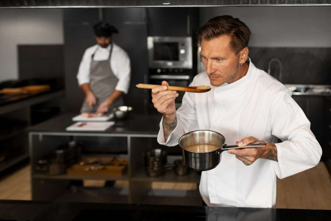 Équipe de restaurant souriante en pleine préparation
