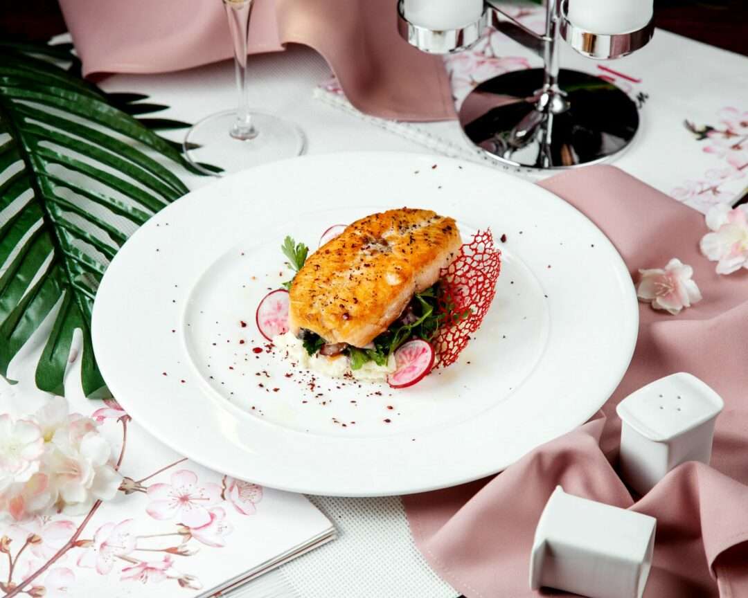 Assiette gastronomique élégamment dressée pour la photo