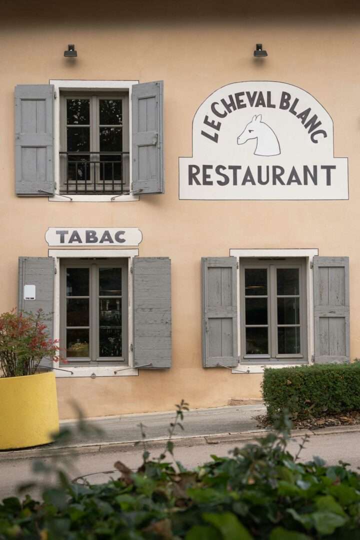 Restaurant le Cheval Blanc à Mongnenins, en Auvergne-Rhône-Alpes, Ain. Photographe et vidéaste.